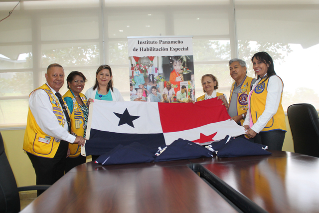 IPHE dona Enseña Patria a Club de Leones de Bethania
