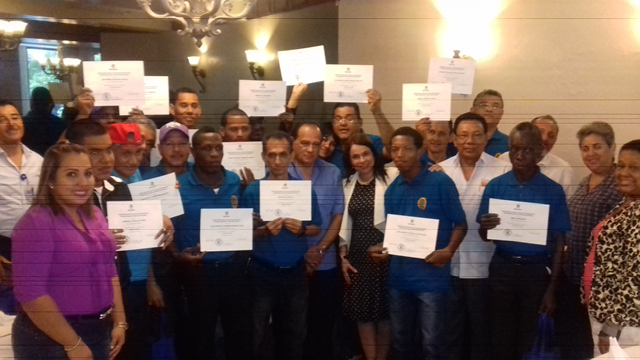 Colaboradores del IPHE reciben certificado de ebanistas 
