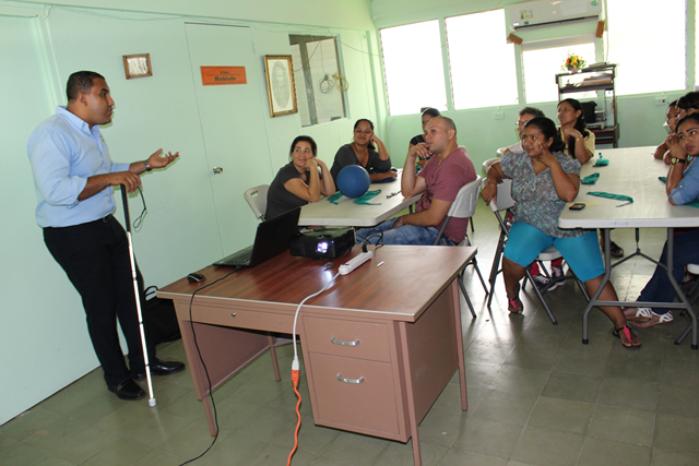 Padres de la Escuela de Ciegos reciben capacitación 