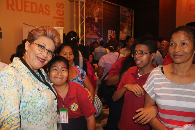 Activa participación institucional en feria de inclusión laboral 