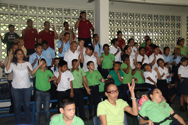 Coro contará con indumentaria para sus presentaciones 