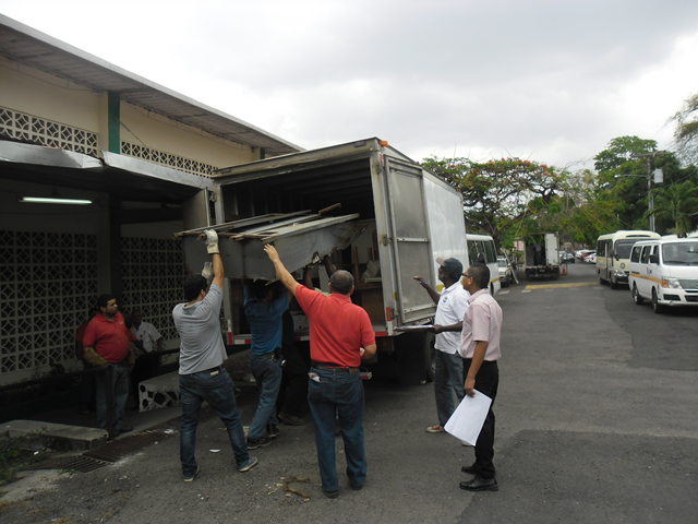 IPHE realiza descarte de equipos y mobiliarios