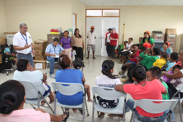 Encuentro con padres de familia en gira técnico-médica 