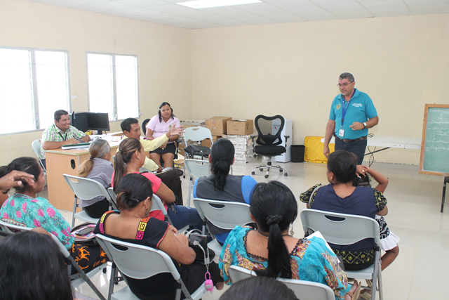 Maestros de la escuela Rodolfo Chiari conocen labor del IPHE 
