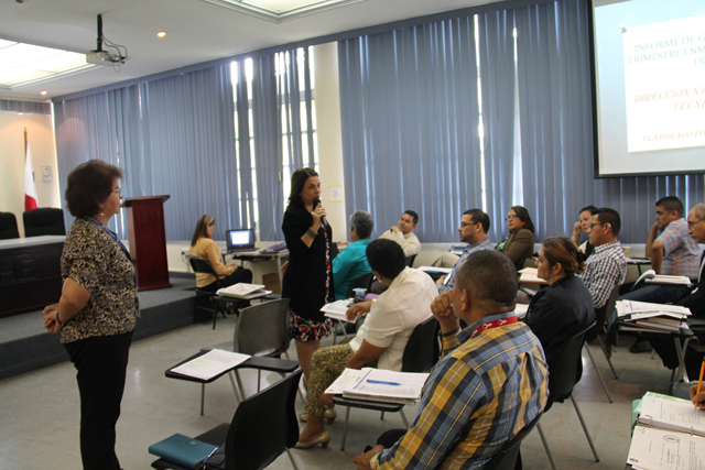 Presentan planes y programas a autoridades institucionales