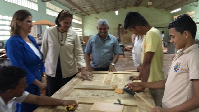 Autoridades conocen servicios educativos en Las Palmas