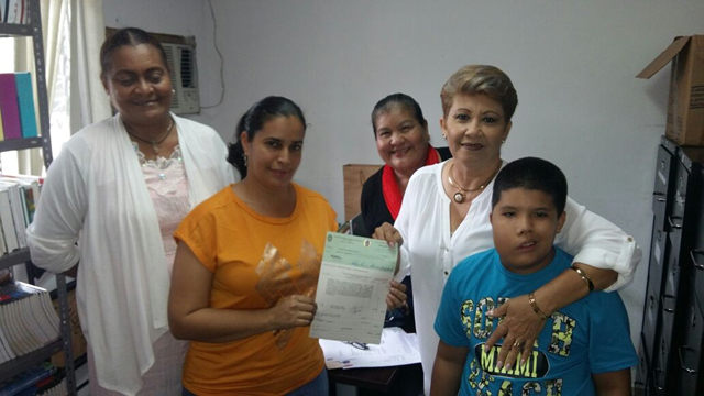 Entrega de aporte para cirugía de niño con enfermedad neurofisiológica