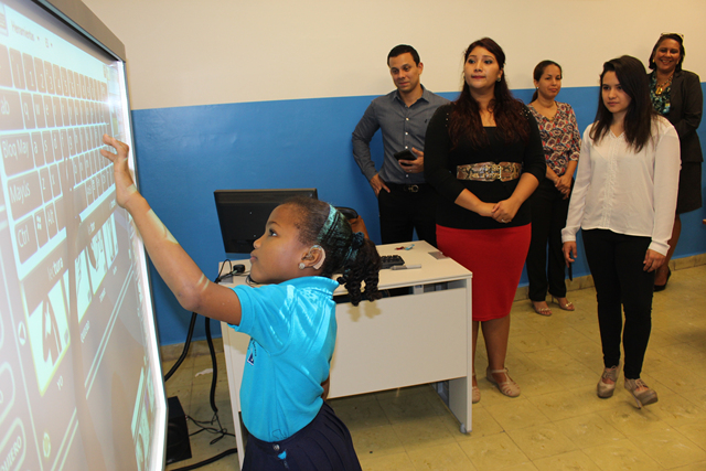 Creadora de software “Hablando con Julis” realiza recorrido por el IPHE
