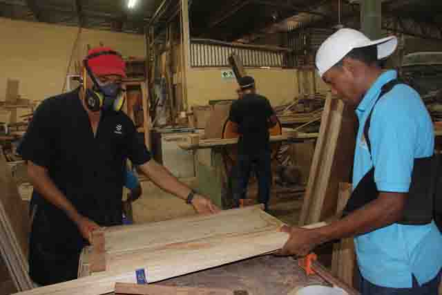 Personal del taller de ebanistería del IPHE recibe capacitación