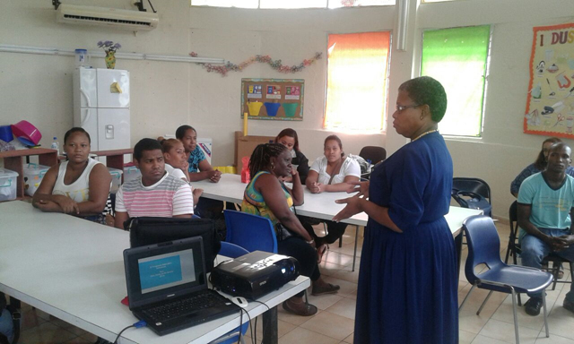 Padres de familias del IPHE de Colón participan en el PEI