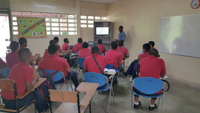 Capacitan a estudiantes de Chapistería en manejo de Autocad