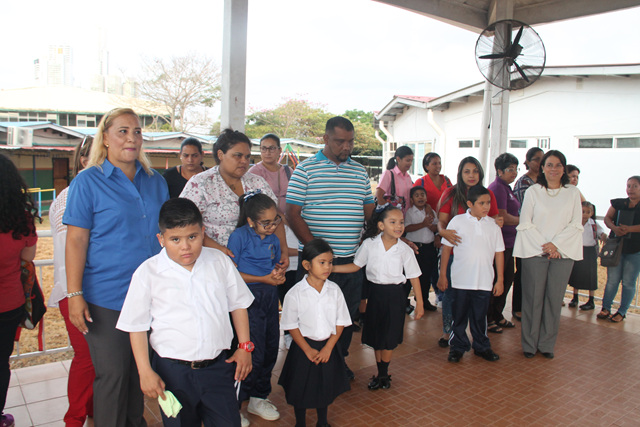 Autoridades del IPHE junto a estudiantes dan la bienvenida al año escolar 2019