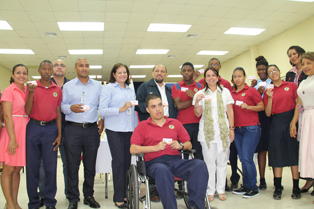 Alumnos de la Escuela Vocacional Especial del IPHE reciben tarjetas de Metrobus