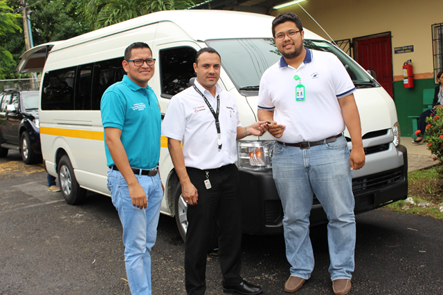IPHE adquiere minibús para beneficio de sus colaboradores