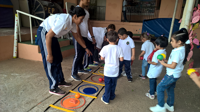 Estudiantes del PEP se divierten practicando deportes
