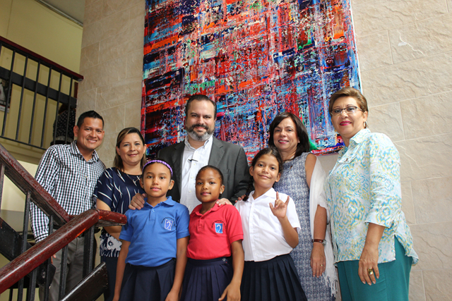 Artista panameño dona obra de arte al IPHE