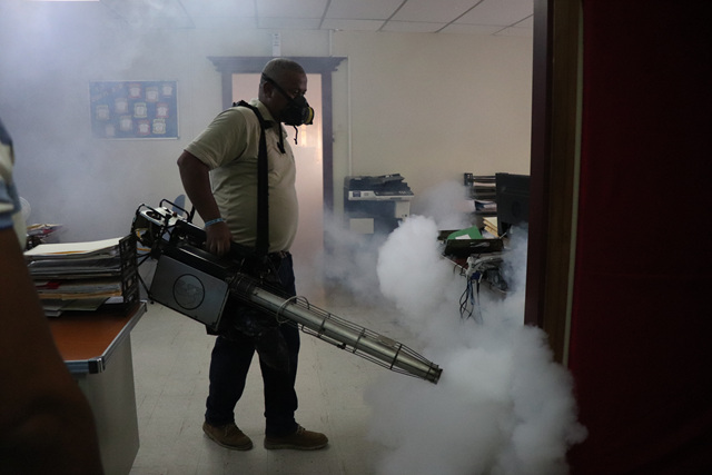 Personal del MINSA fumiga sede del IPHE