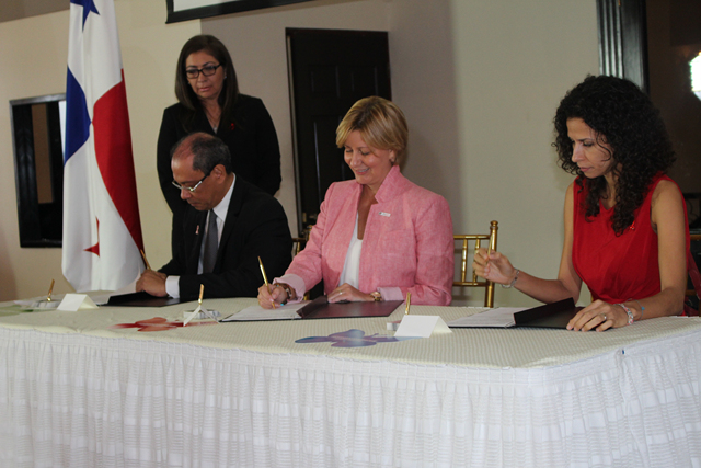 Autoridades firman compromiso para prevenir el VIH-SIDA
