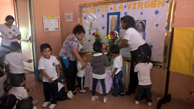 Alumnos del PEP rinden tributo a la Virgen María