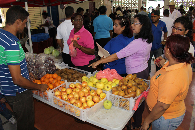 Servidores institucionales se benefician con ‘Mi Feria’