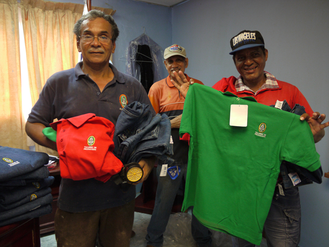 Colaboradores de los talleres reciben uniformes de trabajo