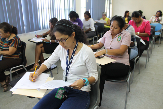 Capacitan a las secretarias de la institución 