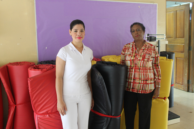Escuela Vocacional Especial recibe colchonetas y báscula