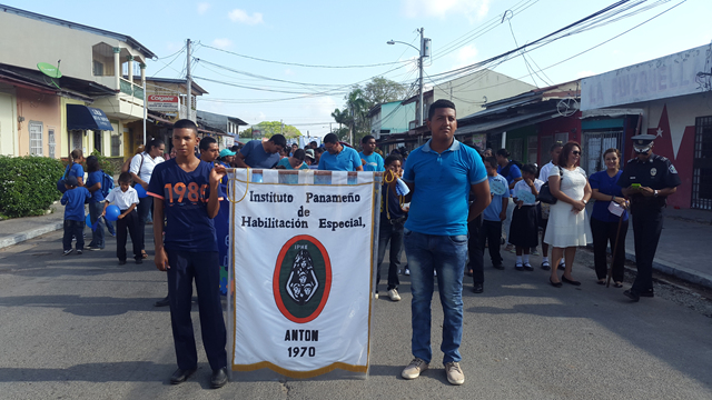 Caminan para concienciar sobre el Autismo en Antón