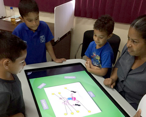 Aprenden y se divierten con el tablero interactivo digital