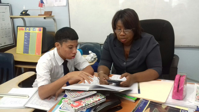 Docentes especiales apoyan a estudiantes de media