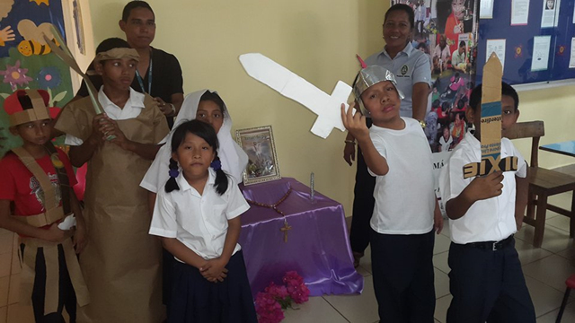 Estudiantes conmemoran pasión y muerte  de Jesucristo