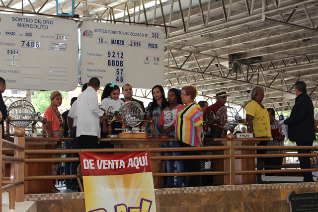 Estudiantes participan del sorteo de la Lotería
