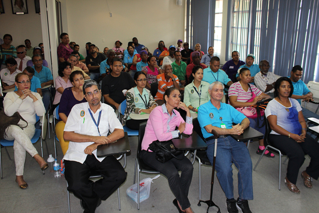 Colaboradores con discapacidad se nutren de información