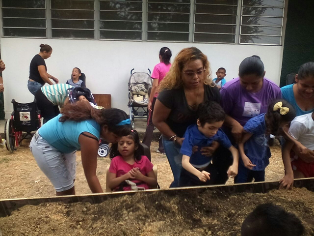 Aprenden y se divierten con huerto escolar en Santa Librada
