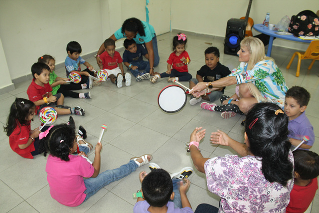 Experta dicta sesión de musicoterapia a niños de Maternal del CAIPI del IPHE
