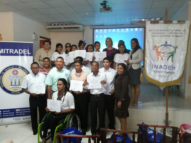 Estudiantes de Antón se gradúan de "recamareros de piso"