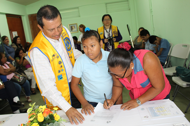 Club de Leones otorga becas a estudiantes de Helen Keller