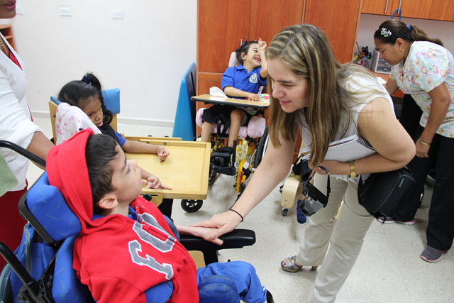 Experta mexicana visita Programa de Parálisis Cerebral