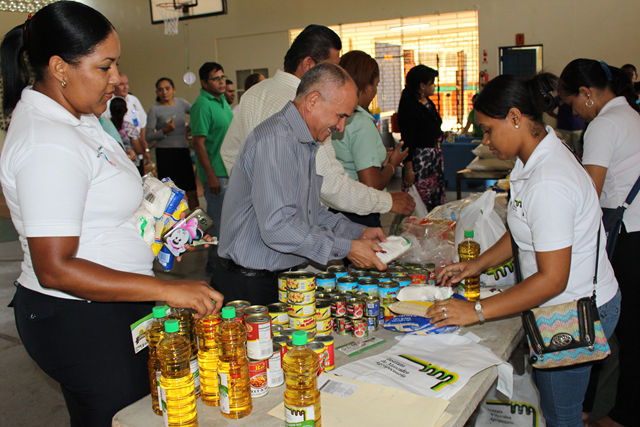 Colaboradores adquieren productos en feria del IMA