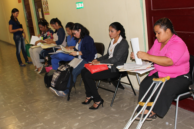 Especialistas de la salud buscan una plaza en el IPHE