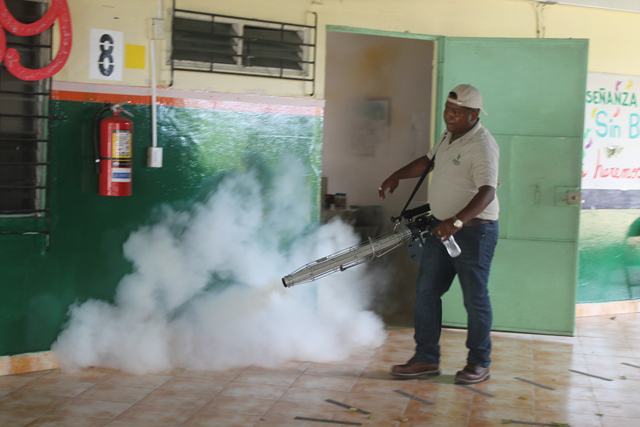 Fumigan para combatir el Zika y otras enfermedades