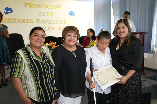 Estudiantes se gradúan para desarrollar competencias para una vida plena 