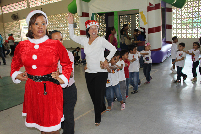 Estudiantes disfrutan fiesta de Navidad