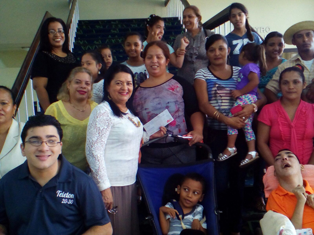 Extensión del IPHE de Los Santos entrega donativo