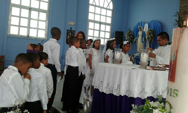 Estudiantes de inclusión realizan primera comunión 