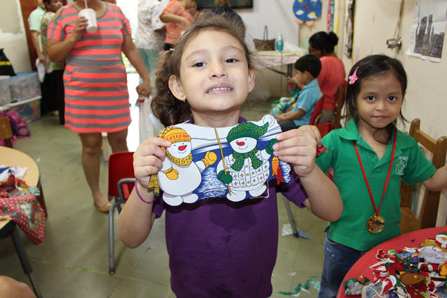 Taller lúdico para confección de camisetas con motivos navideños