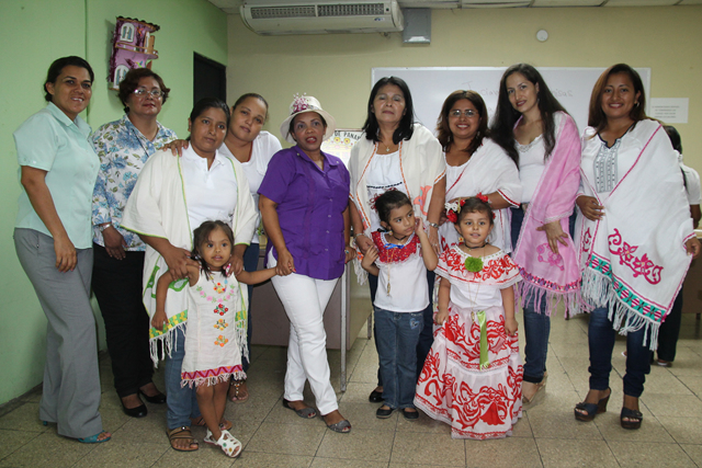 Madres de familia del PEP aprenden Costura Estilizada