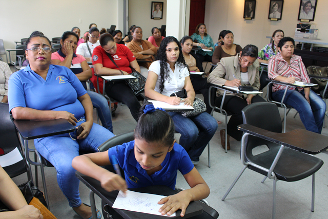 Capacitan a padres sobre técnicas de comunicación