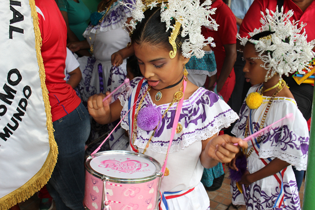 Estudiantes participan de desfile folclórico