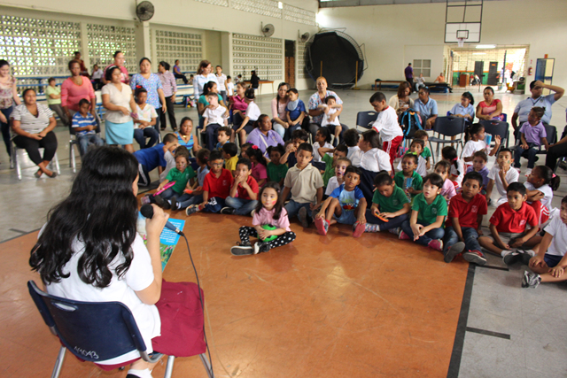Niños disfrutan de actividades culturales
